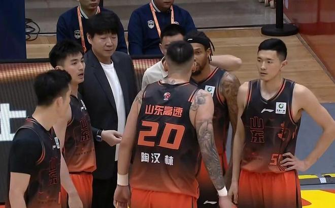 NBA夏联：湖人双加时补篮绝杀热火 卡尔26+8沃特森制胜球