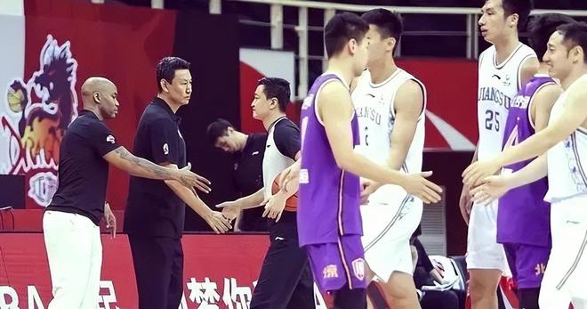 决裂！38岁本泽马被沙特豪门勒令离队 强硬回应：先给我把工资结清