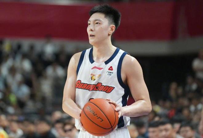 卢伟:队医说王哲林撕裂受伤至少缺席半个月 但他不想错过机会