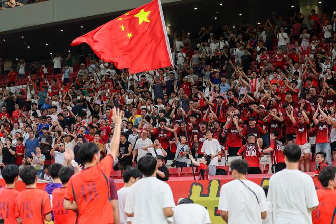曾险些丧命！35岁老将斩获首球后哭了：双手指天 父亲3个月前离世
