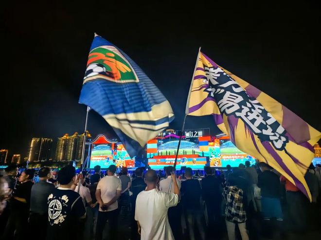 硬刚球迷！34岁内马尔世界杯后首秀双响 2万人前发扑克牌：继续喷