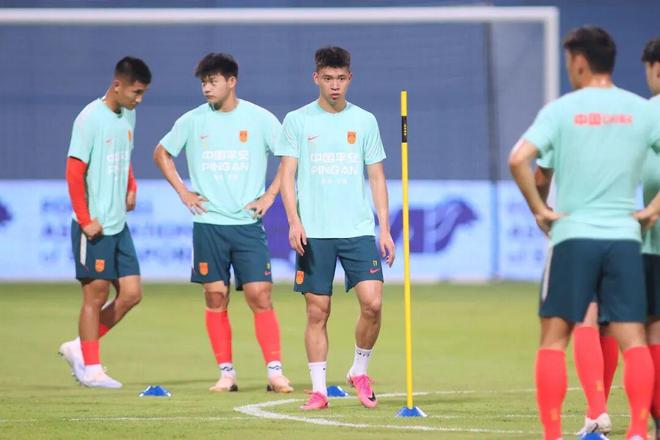 Shams:麦科勒姆与老鹰队达成1年2100万美元提前续约合同