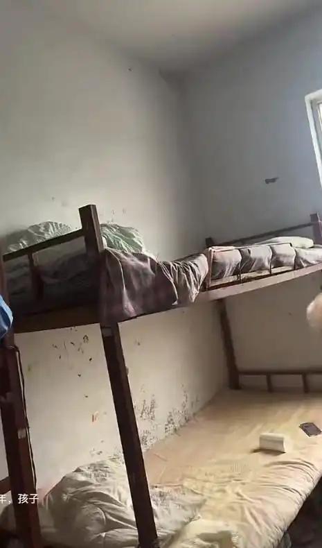 卫冕冠军压力大,三盘过关后斯瓦泰克抱毛巾痛哭,首秀暴露一问题