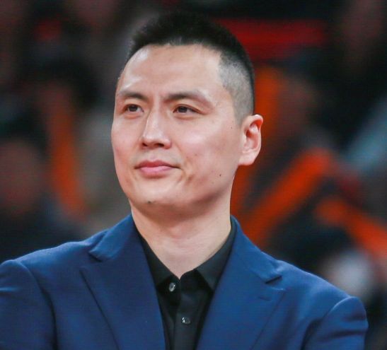 谢霆锋19岁长子大排档吃宵夜，生图太像爸爸了！眉眼帅气一目了然