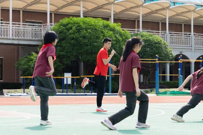 尴尬!巴西男球迷看台上紧盯女伴胸部看 被转播镜头拍到后生无可恋