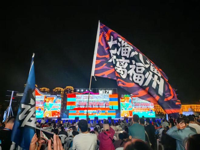 硬刚球迷！34岁内马尔世界杯后首秀双响 2万人前发扑克牌：继续喷