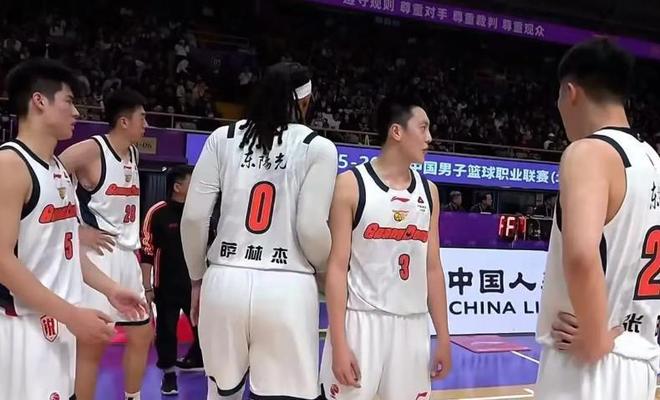 记者：洛夫顿、王哲林留在上海治疗，将缺席客战宁波的比赛