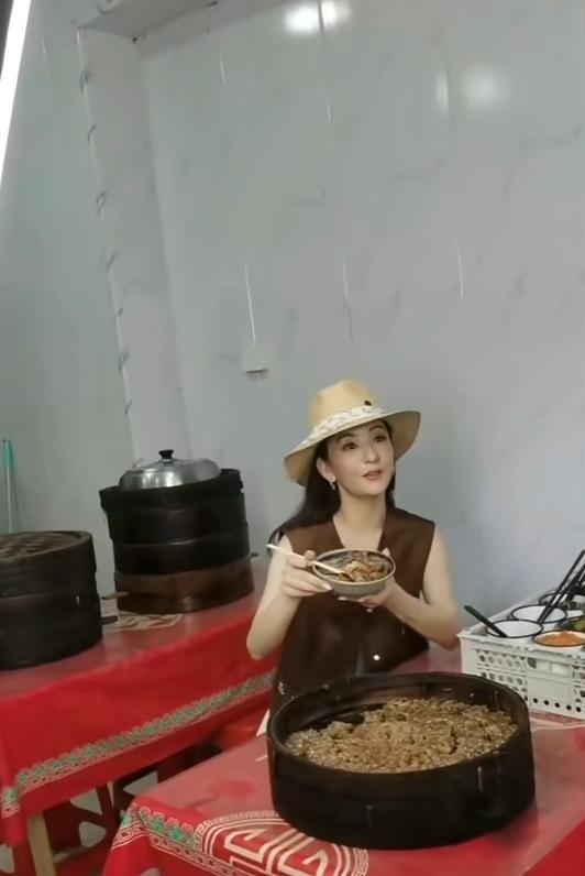 黄仁勋混血女儿来京,容貌大变,网友:下巴酷似中国某企业家