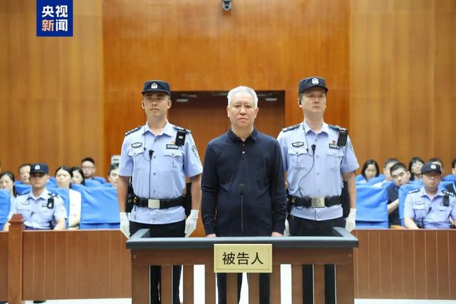 “清一色的脖子前倾!”一张学生军训照片,让家长心里不是滋味