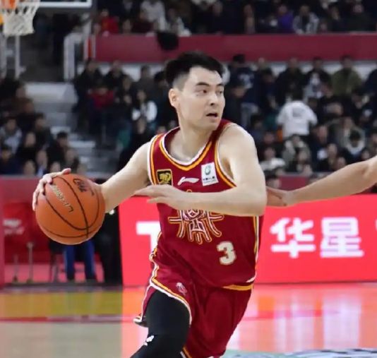 谢霆锋19岁长子大排档吃宵夜，生图太像爸爸了！眉眼帅气一目了然