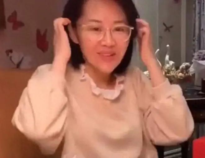 不堪入目！全裸拍广告，多次露出性感部位，网友博眼球无下限
