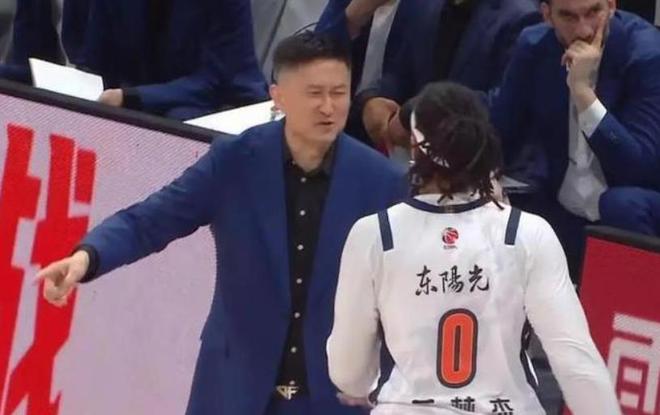 记者：洛夫顿、王哲林留在上海治疗，将缺席客战宁波的比赛